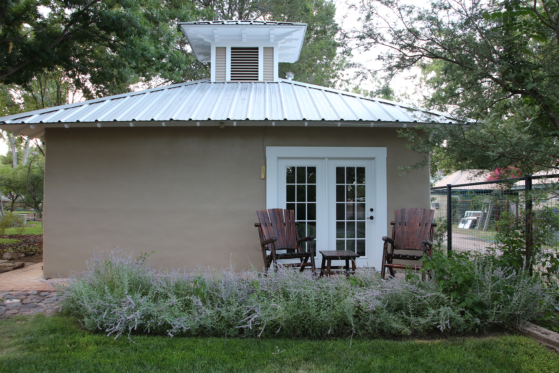 Carriage-House-Exterior-at-Cow-Camp-Lodging-in-Fort-Davis.Header